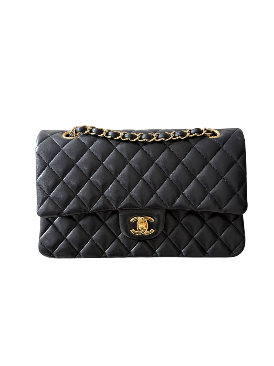 Chanel Medium Classic Double Flap Bag aus schwarzem Lammleder und goldfarbener Hardware. Bordeauxfarbenes Innenfutter