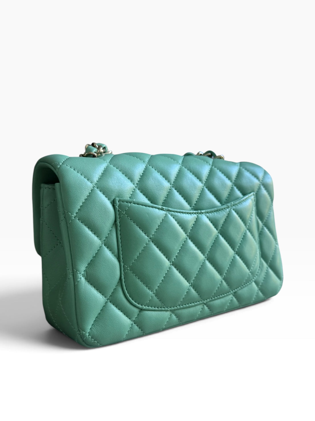 Chanel Mini Classic Flap aus Lamm-Leder mit light-goldfarbener Hardware in der Farbe Mintgrün / Pastellgrün