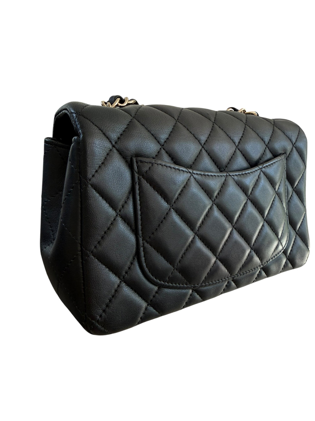 Chanel Mini Rectangular Classic Flap aus schwarzem Lamm-Leder mit light-goldfarbener Hardware ist eine zeitlose Ikone der Modegeschichte