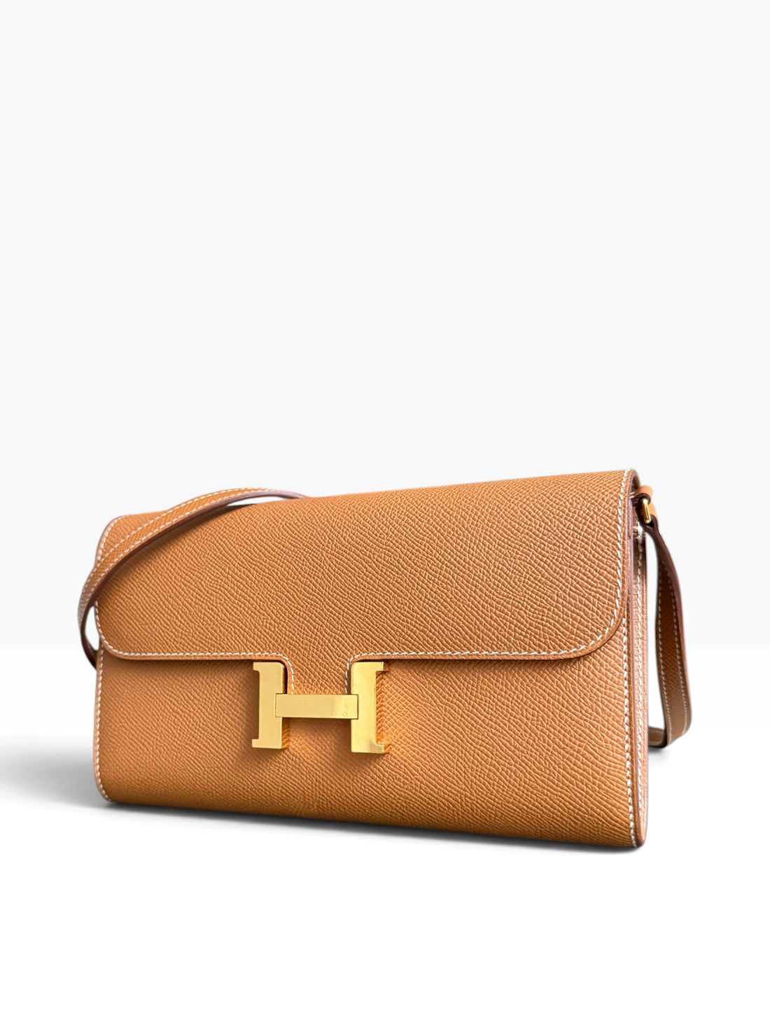 HERMÈS Constance to Go in der Farbe Gold.