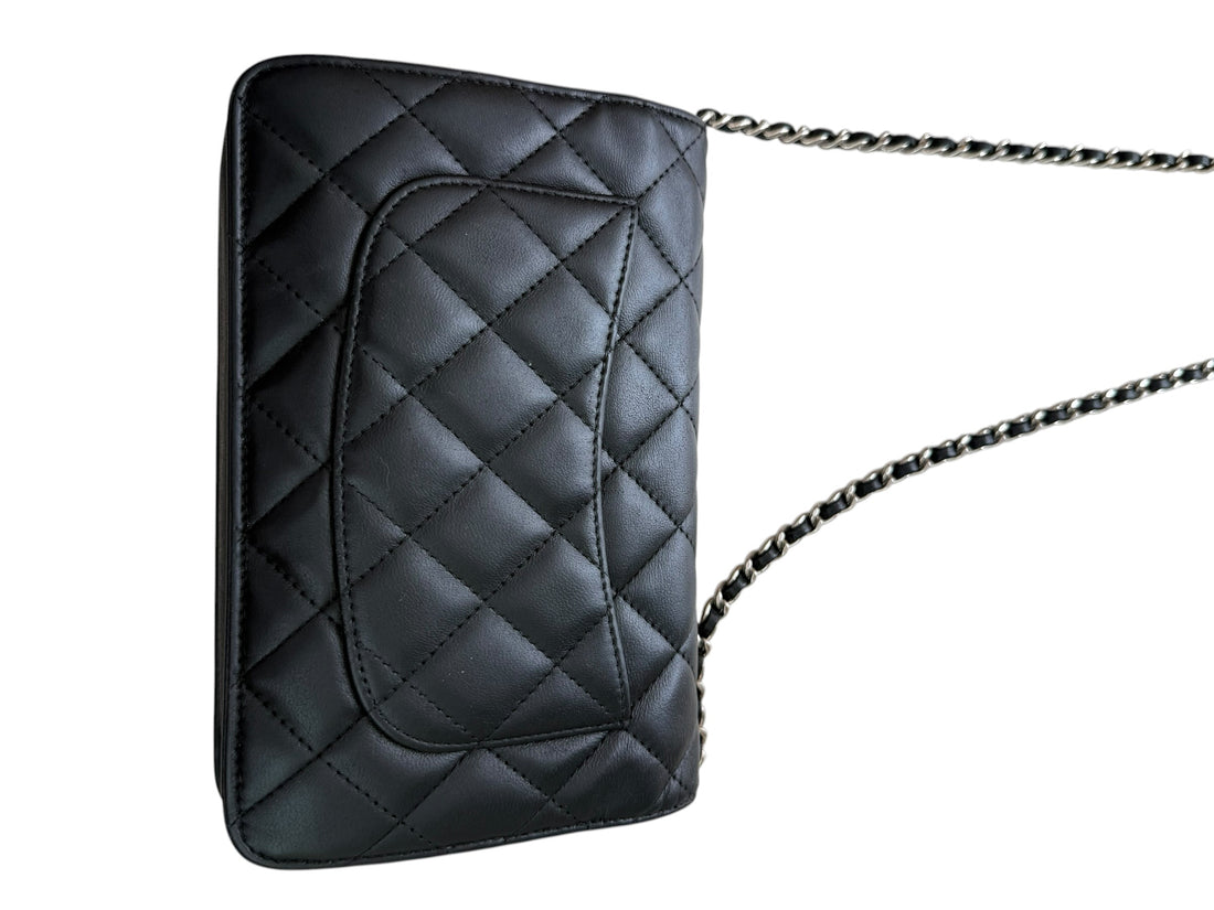 CHANEL WOC Wallet on Chain aus schwarzem Lammleder und goldfarbener Hardware.