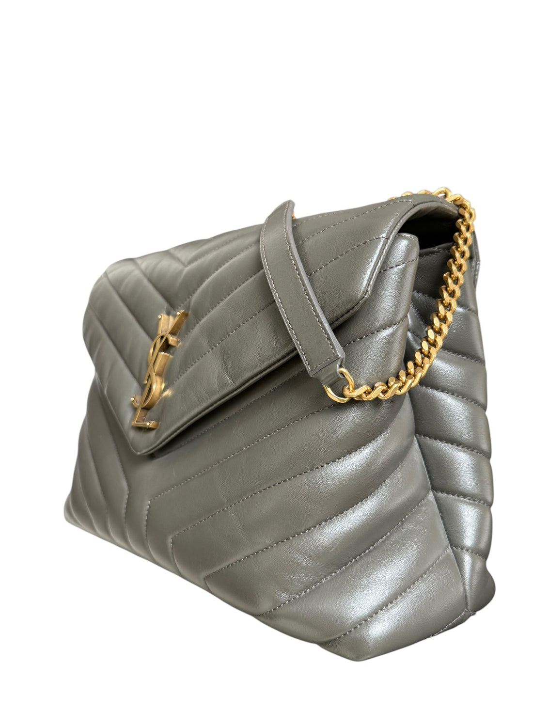 YSL Loulou Medium Tasche aus grauem Kalbsleder mit ineinandergreifenden YSL Initialen aus goldfarbenem Metall