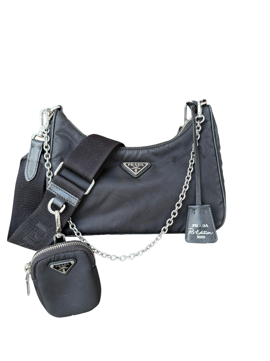 PRADA Re-Edition 2005 Tasche aus 100% Nylon in Schwarz mit abnehm- und verstellbarem Schulterriemen, abnehmbarem Schlüsselring und Pouch.