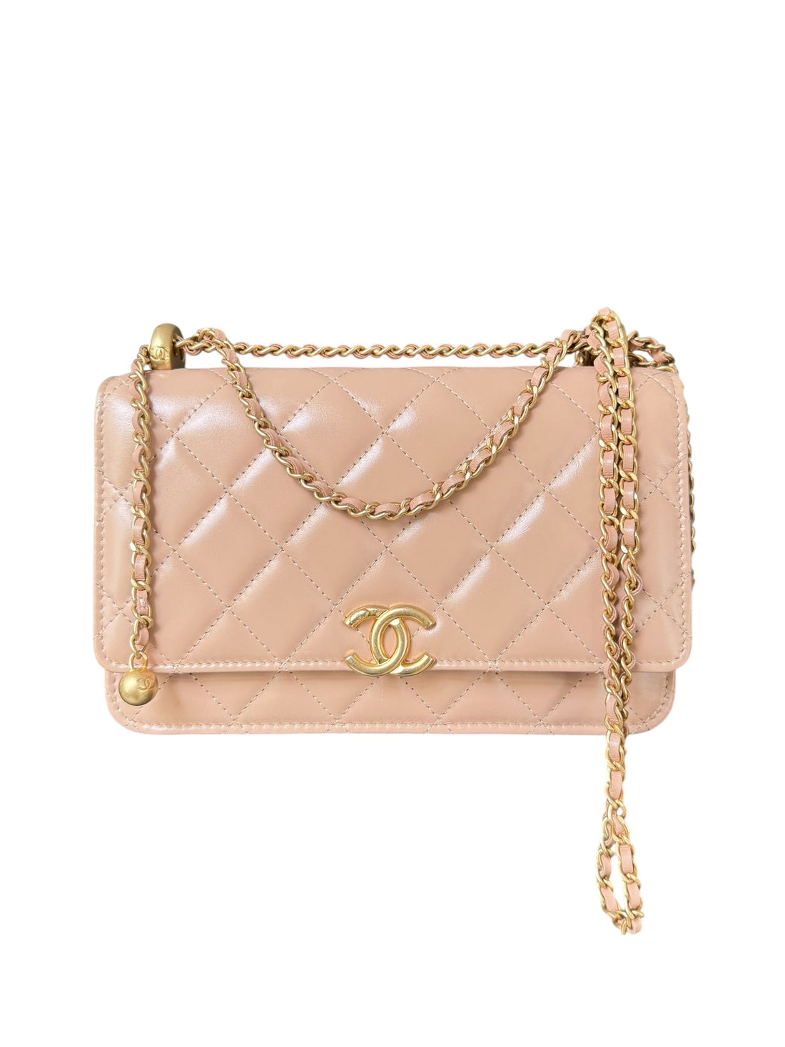 Chanel WOC - WALLET ON CHAIN aus beige bzw. nudefarbenem und glänzendem Kalbsleder & goldfarbenem Metall