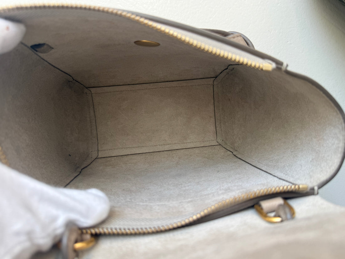 Celine Nano Belt Bag aus genarbtem Kalbsleder im Farbton Light Taupe.