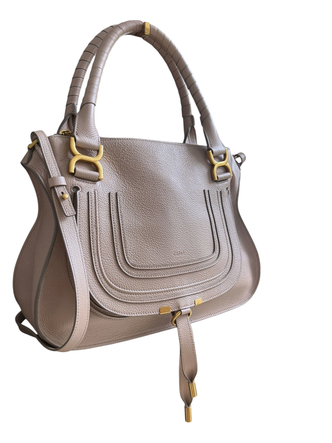 Chloé Marcie Bag in einem santen Nude- bzw. Beigerosa-Ton aus genarbtem Kalbsleder mit charakteristischen handgewickelten Henkeln und goldfarbenen Metallbeschlägen.