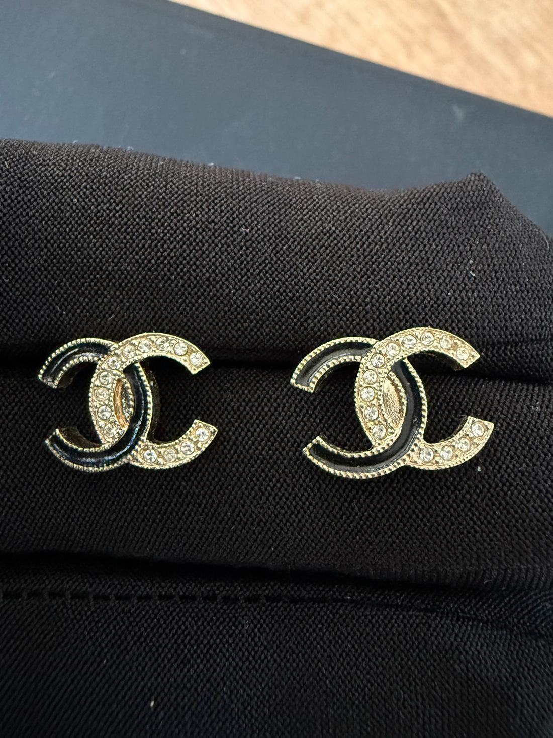 Chanel CC Ohrringe mit CC Steinen