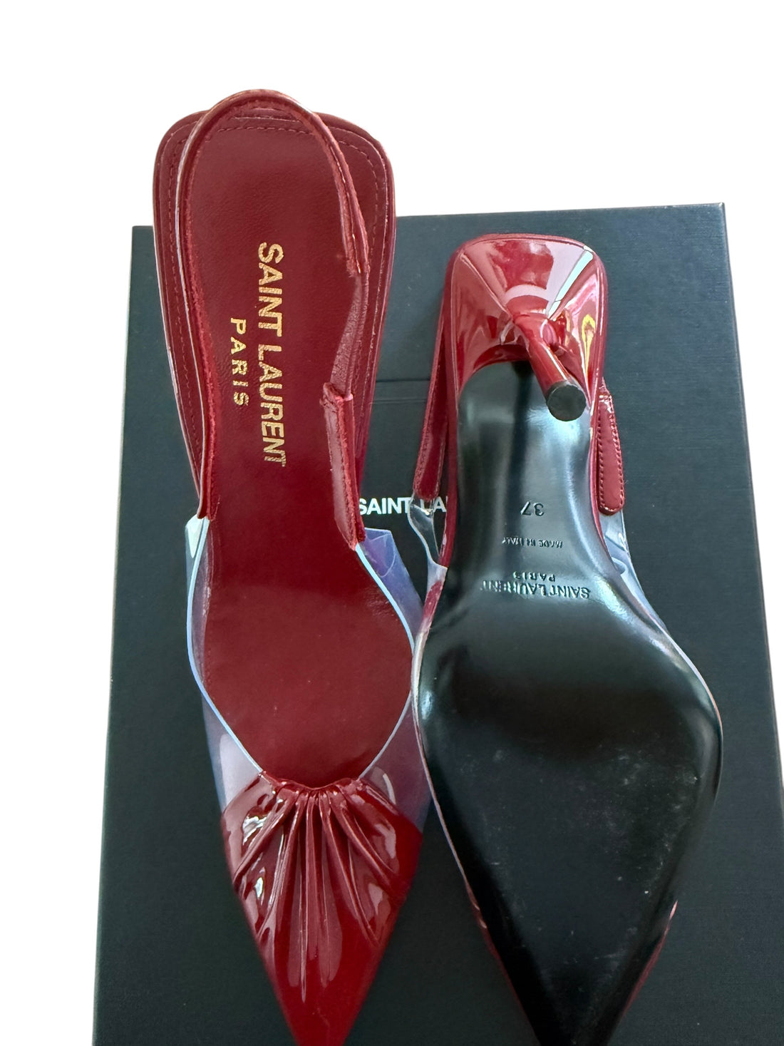 YSL Saint Laurent High Heels Chica Slingback Pumps aus dunkelrotem Lackleder und transparentem PVC.