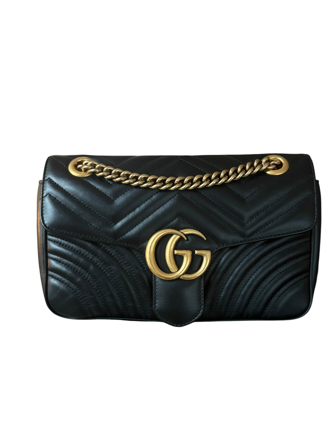 Gucci Marmont Schultertasche in der Farbe schwarz mit goldfarbener Hardware.