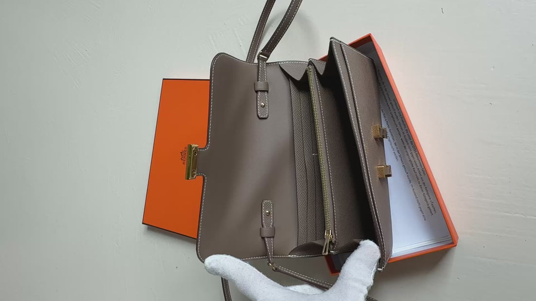 Hermès Constance to go in der Farbe Etoupe.