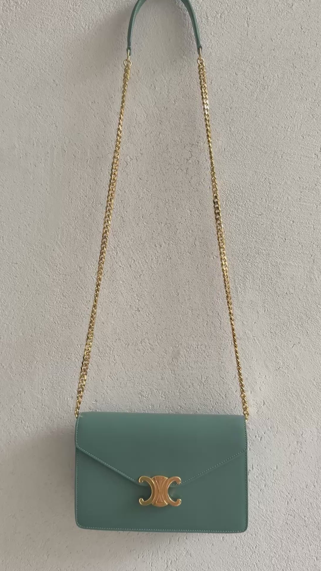 CELINE Wallet on Chain Margo in der Farbe Celadon mit abnehmbarer Schulterkette.