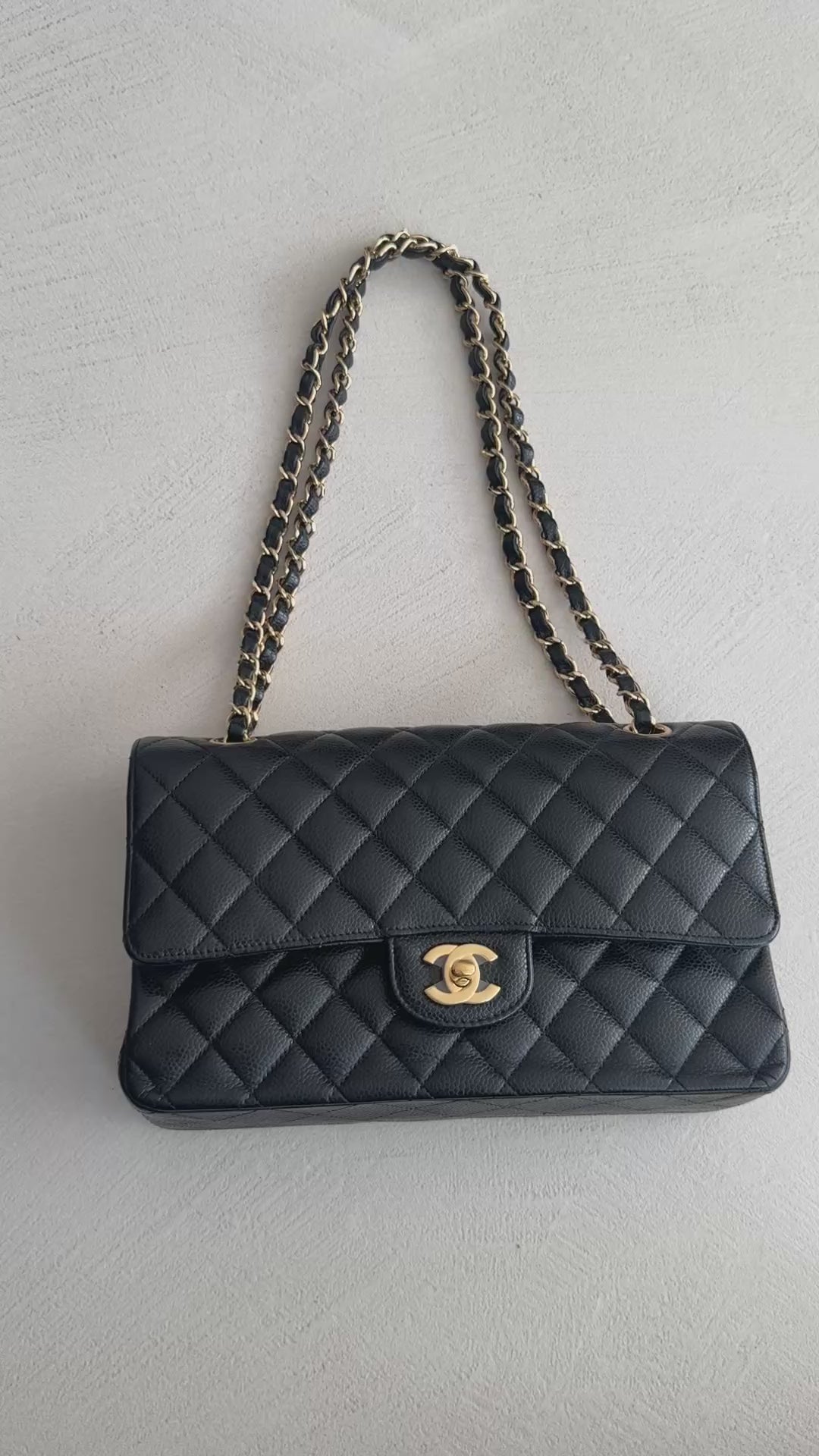 CHANEL Medium Classic Double Flap Bag aus schwarzem Kaviarleder und goldfarbener Hardware. Bordeauxfarbenes Innenfutter