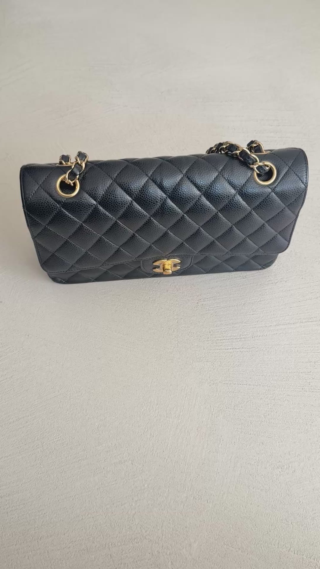 CHANEL Medium Classic Double Flap Bag aus schwarzem Kaviarleder und goldfarbener Hardware. Bordeauxfarbenes Innenfutter