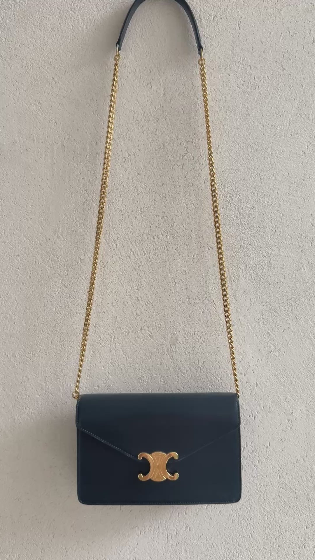 Portefeuille CELINE Wallet on Chain Margo couleur bleu marine avec chaîne d'épaule amovible.