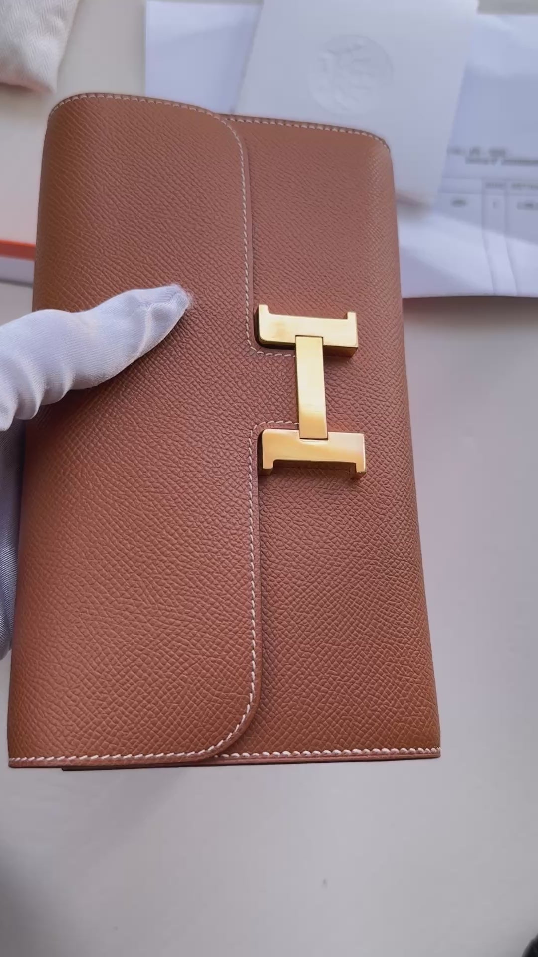 HERMÈS Constance to Go in der Farbe Gold. Jahr/Alter: 2024 Stamp: W.… Epsomleder.