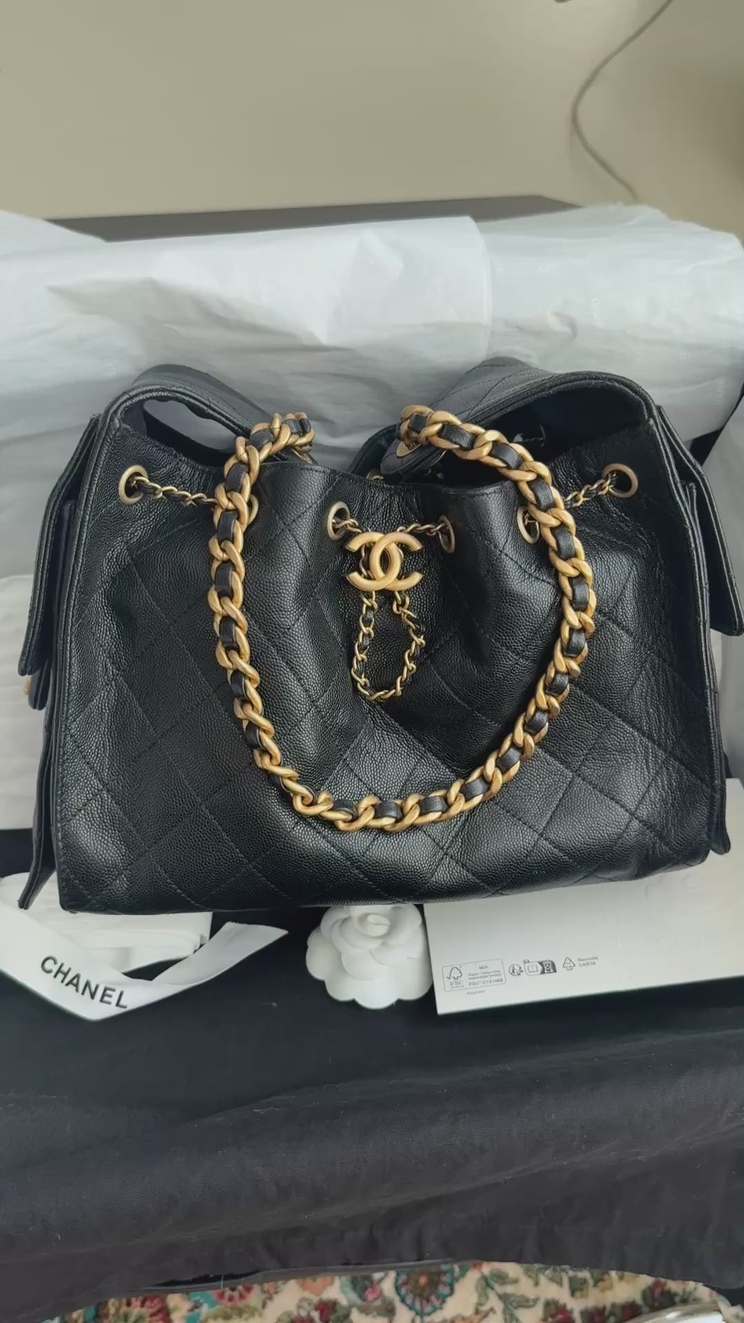 Chanel 25 small schwarzes Kaviarleder und goldfarbene Hardware