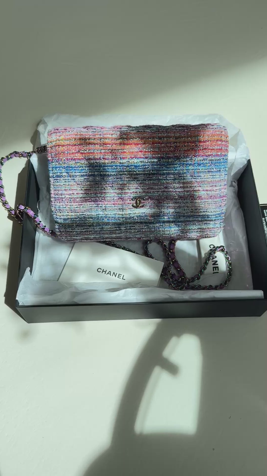CHANEL WOC Wallet on Chain aus farbigem Tweed und farbiger Hardware