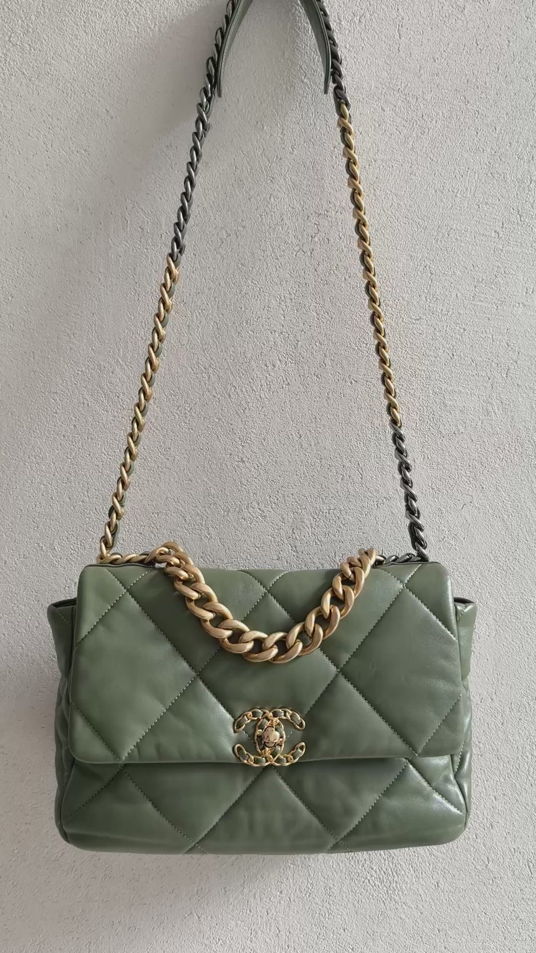Chanel 19 medium khaki - olivgrünes Lammleder