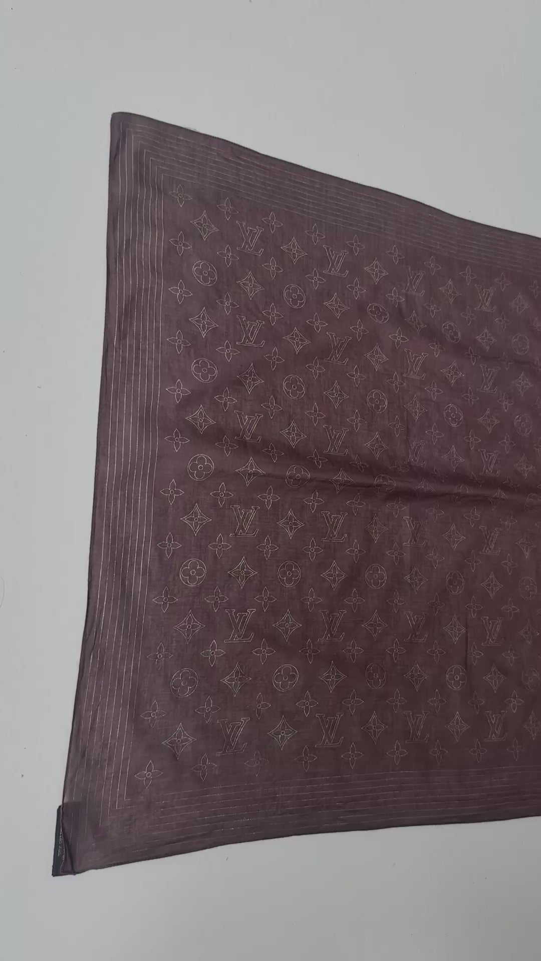 Louis Vuitton Tuch in der Farbe braun mit goldfarbenem Monogram Muster