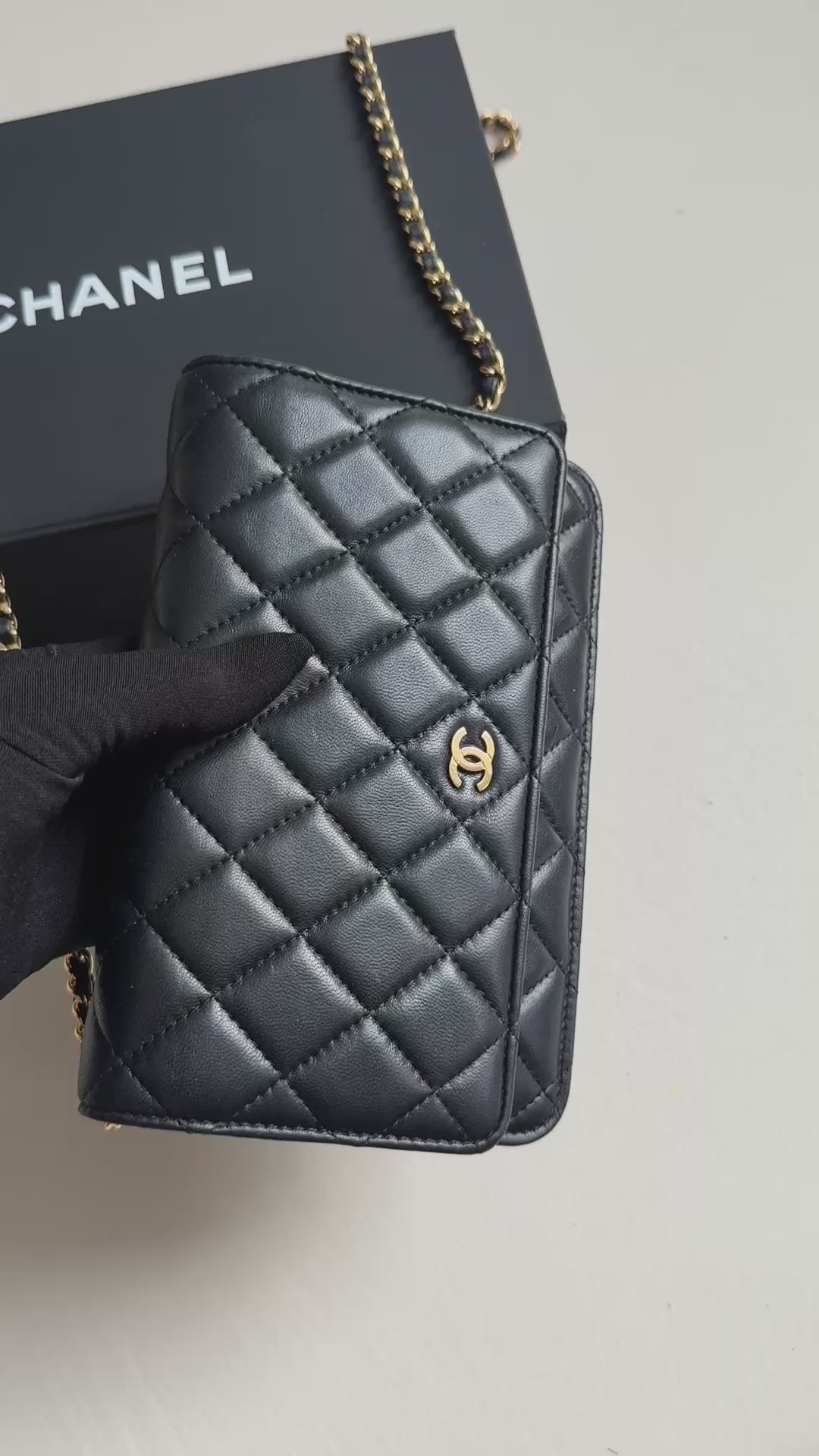 Chanel WOC Wallet on Chain aus schwarzem Lammleder und goldfarbener Hardware