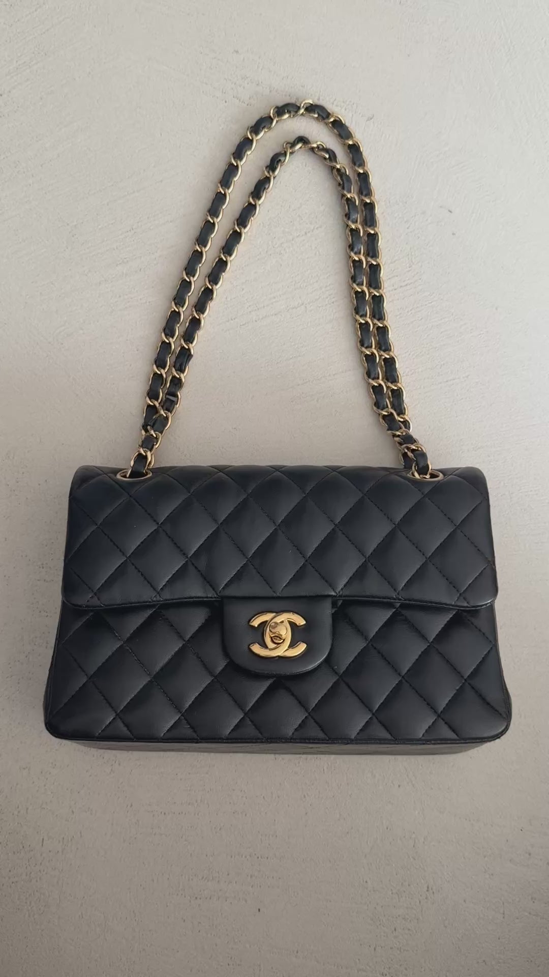 Chanel Small Classic Double Flap Bag aus schwarzem Lammleder und goldfarbener Hardware. Bordeauxfarbenes Innenfutter.