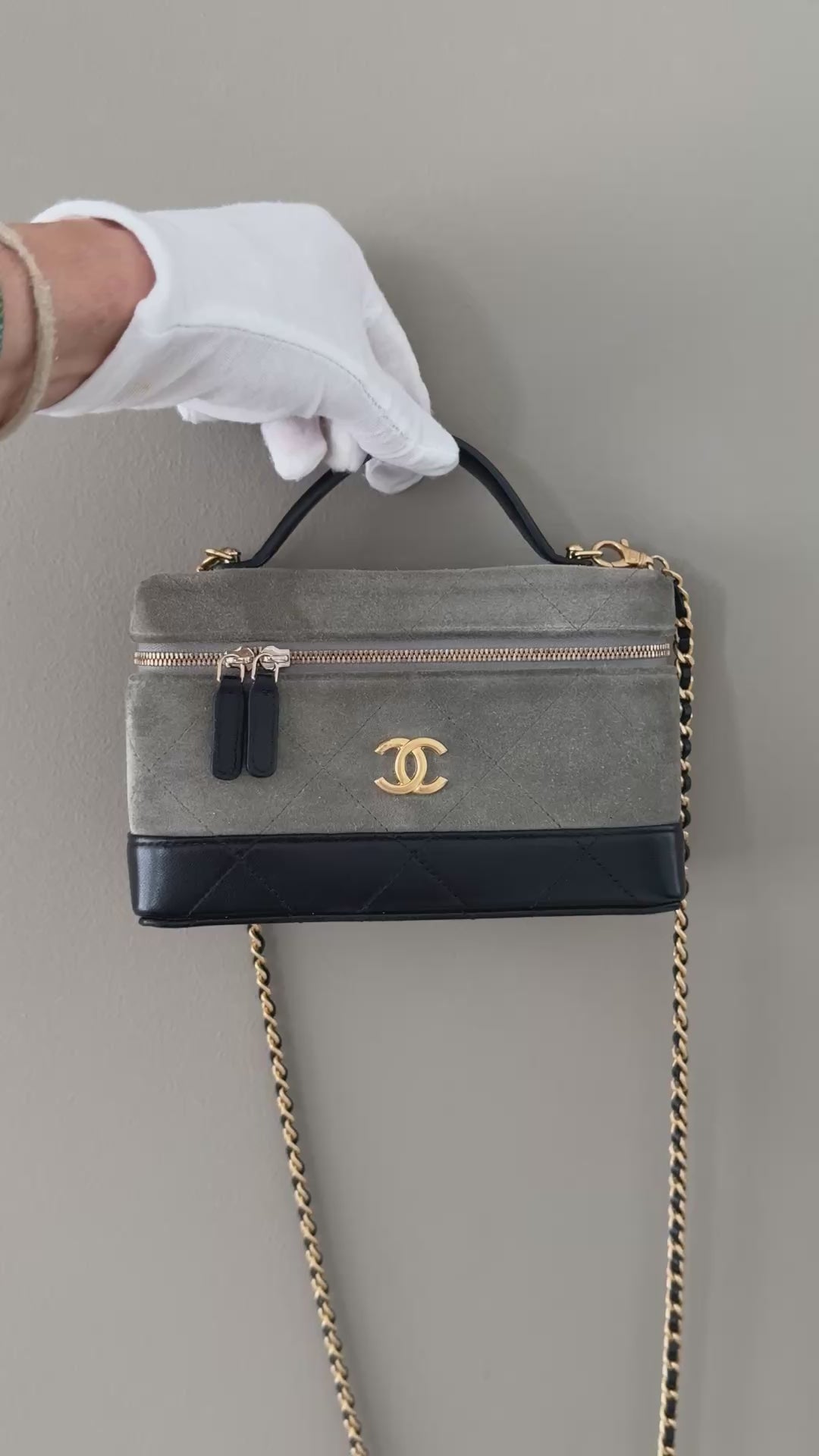 CHANEL VANITY MIT KETTE. Kalbsvelours, glänzendes Lammleder und goldfarbenes Metall . Khaki & Schwarz. Aus der aktuellen Kollektion von Matthieu Blazy.