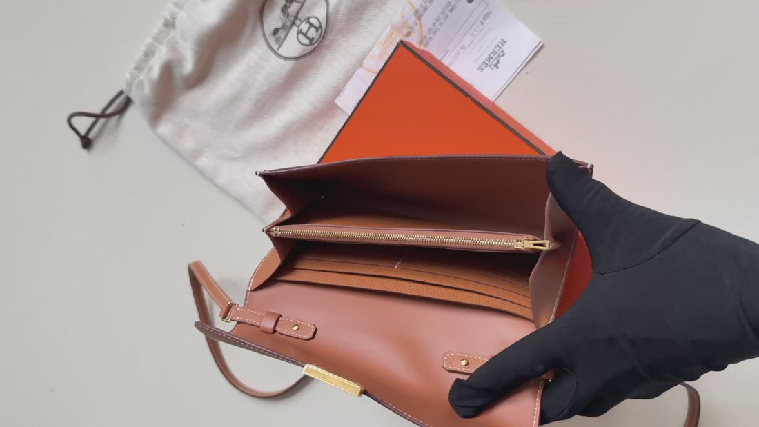 HERMÈS Constance to Go in der Farbe Gold.
