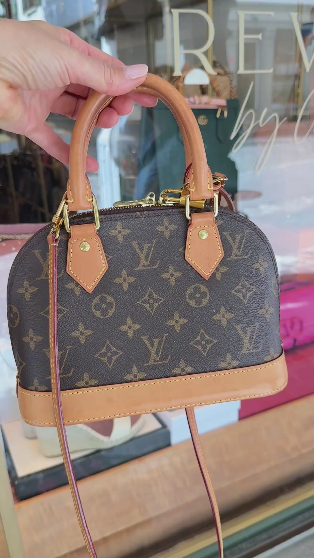 Louis Vuitton Alma BB in tela Monogram con tracolla rimovibile. Tela Monogram rivestita