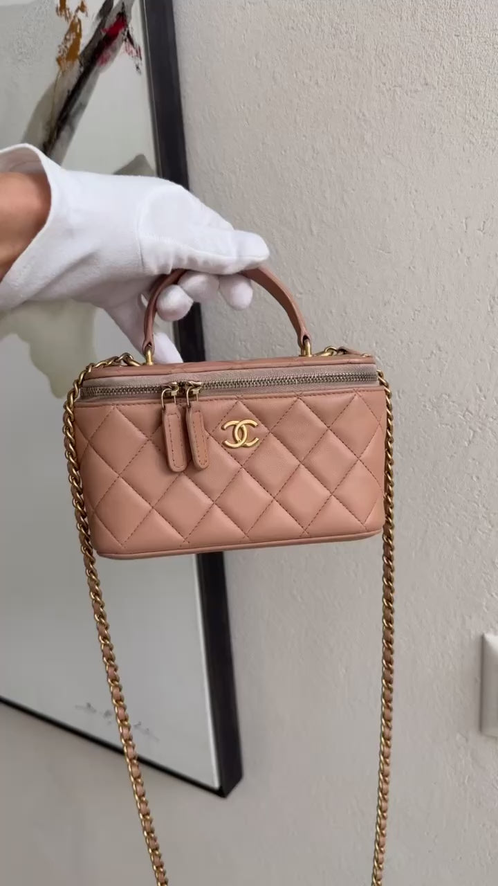 Chanel Vanity Case Top Handle aus nudefarbenem Lammleder. Hardware Gold. Reissverschluss.