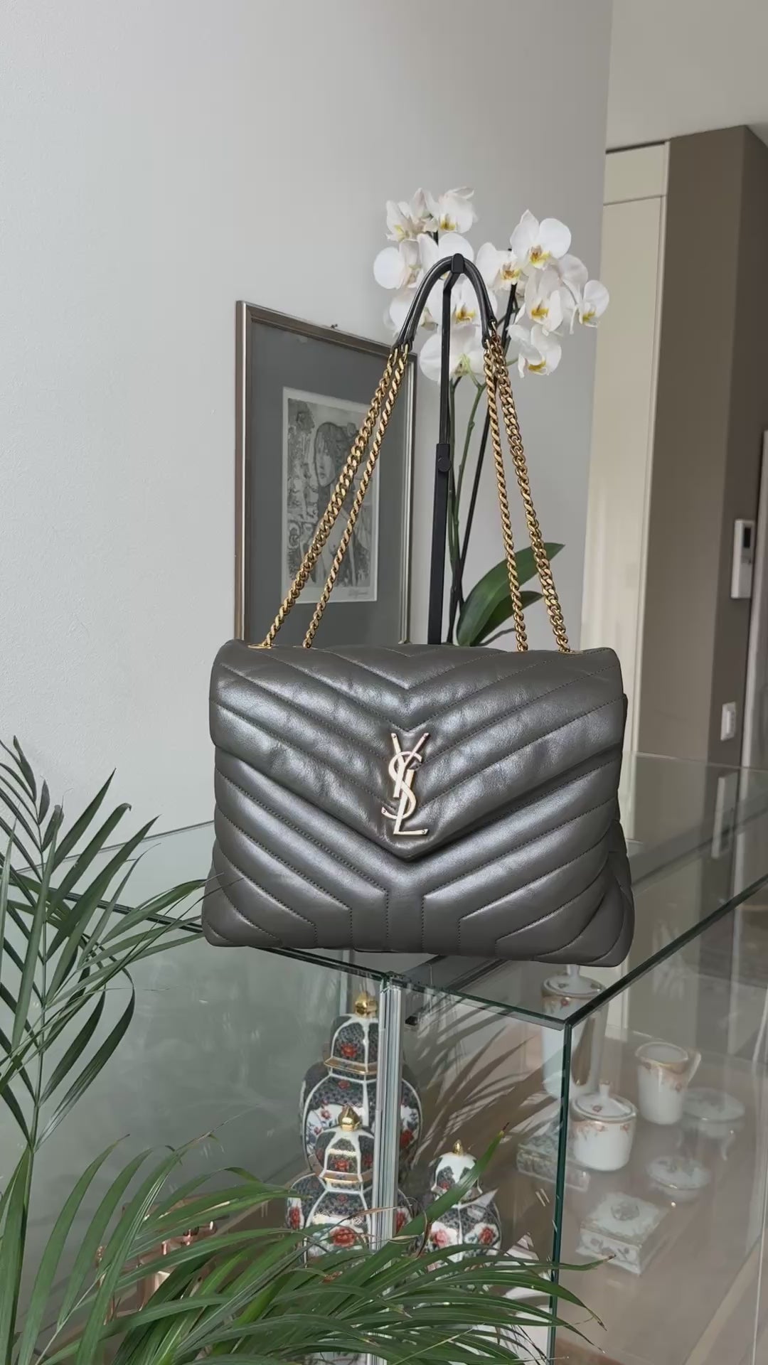 YSL Loulou Medium Tasche aus grauem Kalbsleder mit ineinandergreifenden YSL Initialen aus goldfarbenem Metall