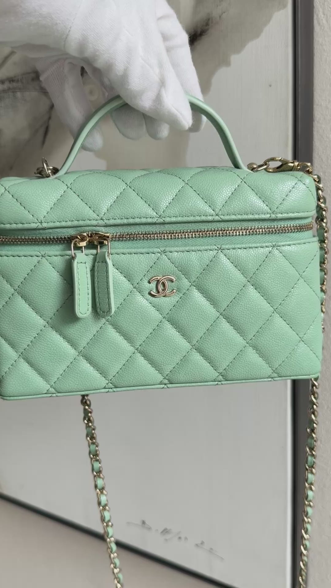 Chanel Top Handle Long Vanity Kaviarleder in der Farbe Mintgrün mit abnehmbarer Kette.